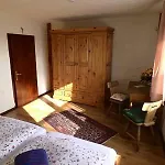 Zur Burgschaenke בית הארחה 3*